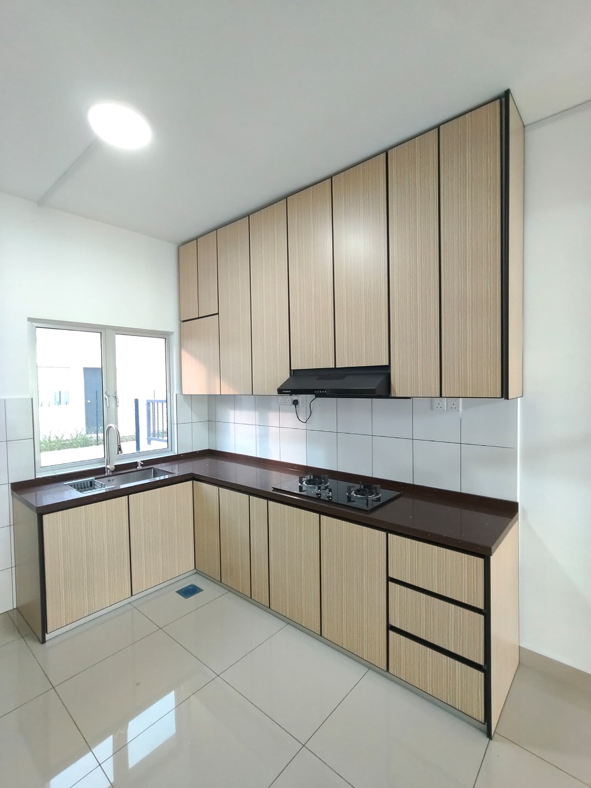 4G woodgrain kitchen
