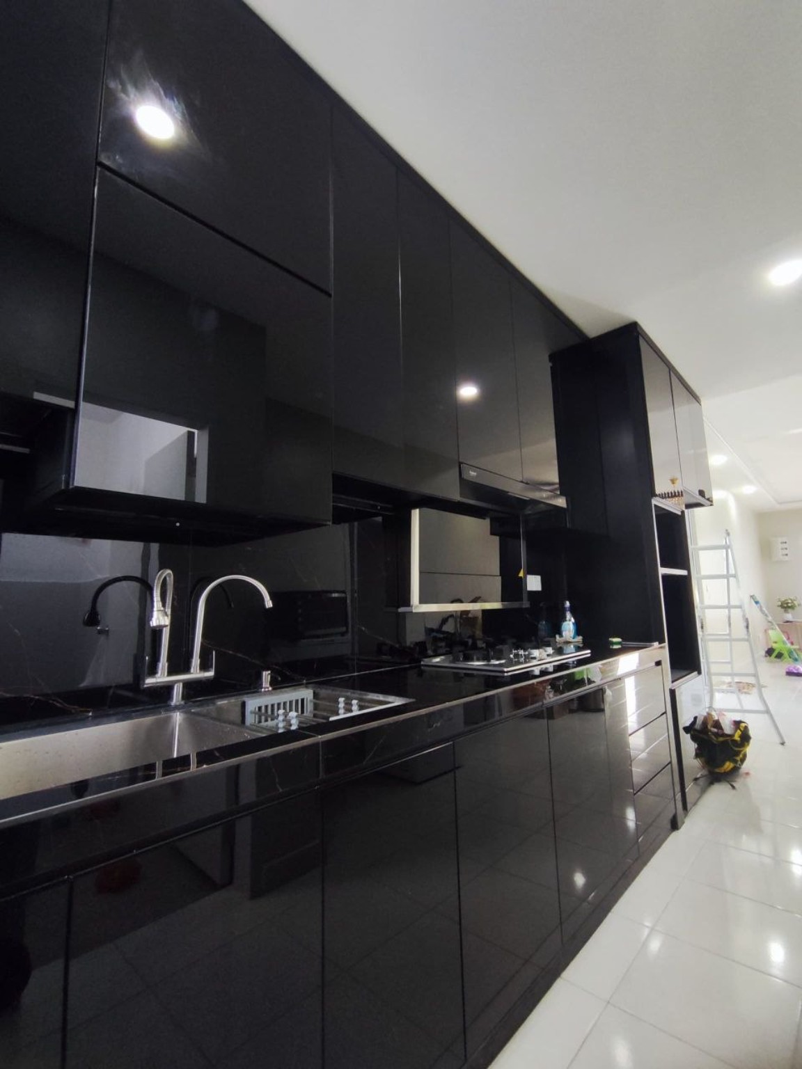 4G black gloss kitchen